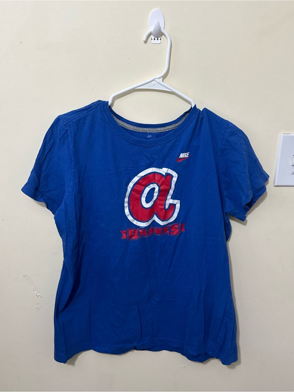Nike Royal Blue Braves Logo Short Sleeve Tee fits like a L